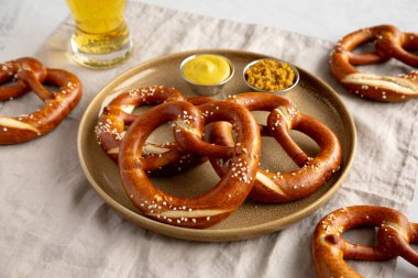 Ev yapımı Bavyera usulü tuzlu kraker ve bira, yan görünüm.