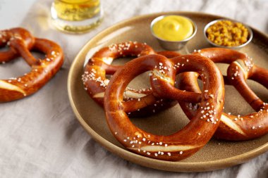 Ev yapımı Bavyera usulü tuzlu kraker ve bira, yan görünüm.