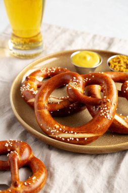 Ev yapımı Bavyera usulü tuzlu kraker ve bira, yan görünüm.