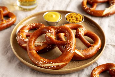 Ev yapımı Bavyera usulü tuzlu kraker ve bira, yan görünüm.