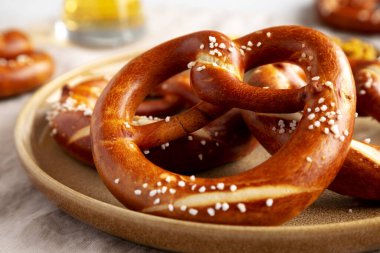 Ev yapımı Bavyera usulü tuzlu kraker ve bira, yan görünüm.