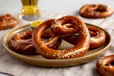 Ev yapımı Bavyera usulü tuzlu kraker ve bira, yan görünüm.