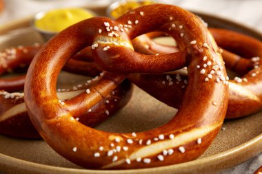 Ev yapımı Bavyera usulü tuzlu kraker ve bira, yan görünüm.