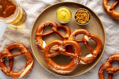 Ev yapımı Bavyera usulü tuzlu ve biralı krakerler..