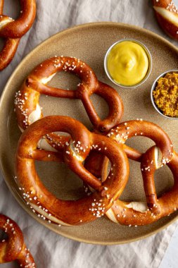 Ev yapımı Bavyera usulü tuzlu ve biralı krakerler..