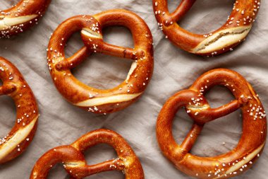 Ev yapımı Bavyera usulü tuzlu ve biralı krakerler..