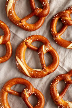 Ev yapımı Bavyera usulü tuzlu ve biralı krakerler..