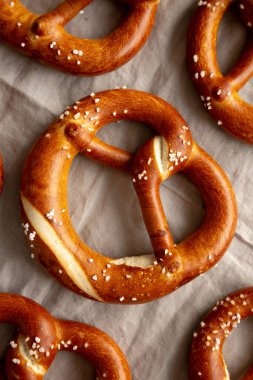 Ev yapımı Bavyera usulü tuzlu ve biralı krakerler..