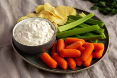 Ev yapımı Karamelli Havuç, Cips ve Kereviz ile batırılmış soğan..