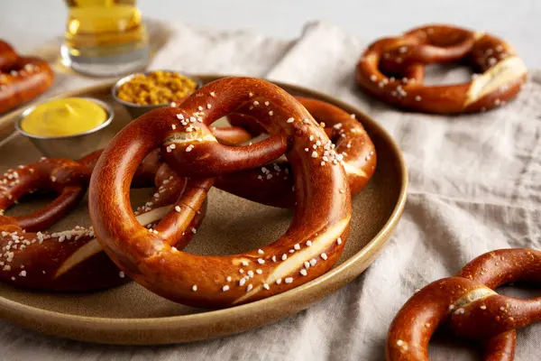 Ev yapımı Bavyera usulü tuzlu kraker ve bira, yan görünüm.