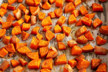 Ev yapımı Kızarmış Tatlı Patatesler, yan manzara.