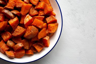 Tabakta ev yapımı tatlı patates kızartması, en iyi manzara. Yukarıdan, yukarıdan. Boşluğu kopyala.