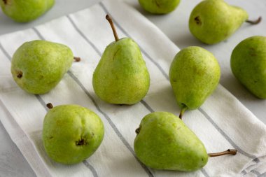 Çiğ Organik Lucas Bir demet armut, yan görünüm.