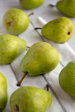 Çiğ Organik Lucas Bir demet armut, yan görünüm.