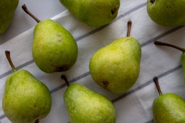 Çiğ Organik Lucas Bir demet Armut, üst görünüm.