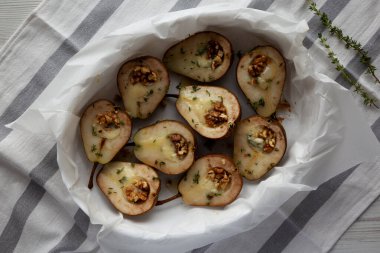 Ev yapımı peynirli armut dolması, bal, kekik ve ceviz..