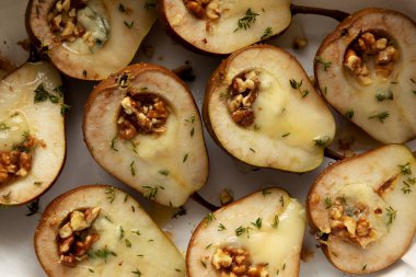 Ev yapımı peynirli armut dolması, bal, kekik ve ceviz..