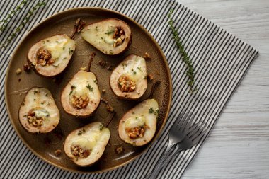 Ev yapımı peynirli armut dolması, bal, kekik ve ceviz tabakta..