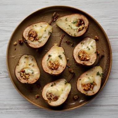 Ev yapımı peynirli armut dolması, bal, kekik ve ceviz tabakta.. 