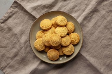 Limoncello ve şekerli limon ezmeli ev yapımı kurabiyeler. Pasticcini al Limoncello