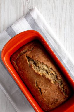 Ev yapımı muzlu ekmek yemeye hazır.