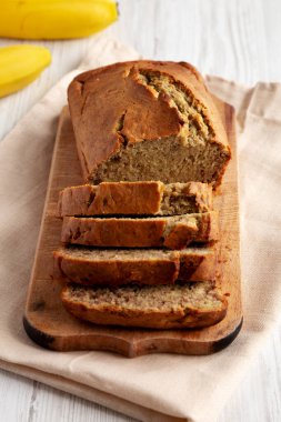 Ev yapımı muzlu ekmek yemeye hazır.