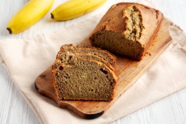 Ev yapımı muzlu ekmek yemeye hazır.
