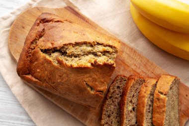 Ev yapımı muzlu ekmek yemeye hazır.