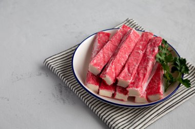 Tabağa yapışan organik taklit yengeç eti, kenar görünüm.