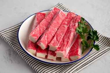 Tabağa yapışan organik taklit yengeç eti, kenar görünüm.