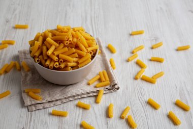 Kuru Rigatoni Makarnası Bir kâsede, yan görünüm.