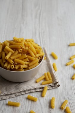 Kuru Rigatoni Makarnası Bir kâsede, yan görünüm.