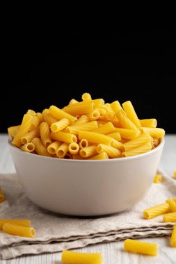 Kuru Rigatoni Makarnası Bir kâsede, yan görünüm.