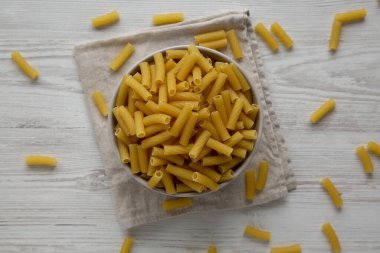 Kuru Rigatoni Makarnası Bir kâsede, üst manzara.