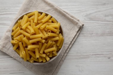 Kuru Rigatoni Makarnası, en iyi görüntü. Dümdüz, tepeden, yukarıdan. Boşluğu kopyala.