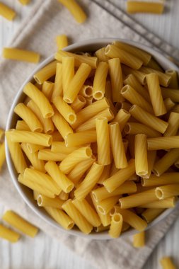 Kuru Rigatoni Makarnası, en iyi görüntü. Dümdüz, tepeden, yukarıdan. 