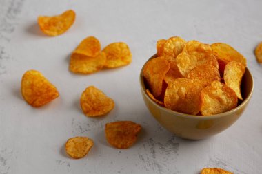 Ev yapımı Paprika aromalı patates cipsi kasede, yan görüş..