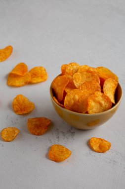 Ev yapımı Paprika aromalı patates cipsi kasede, yan görüş..