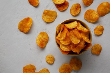 Ev yapımı Paprika aromalı Patates cipsi, en iyi manzara. Dümdüz, tepeden, yukarıdan.