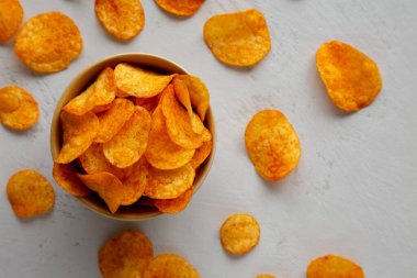 Ev yapımı Paprika aromalı Patates cipsi, en iyi manzara. Dümdüz, tepeden, yukarıdan.