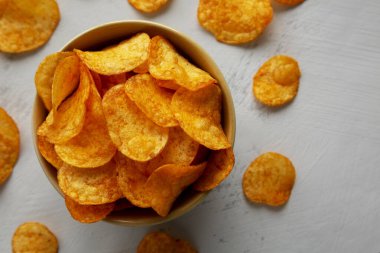 Ev yapımı Paprika aromalı Patates cipsi, en iyi manzara. Dümdüz, tepeden, yukarıdan.