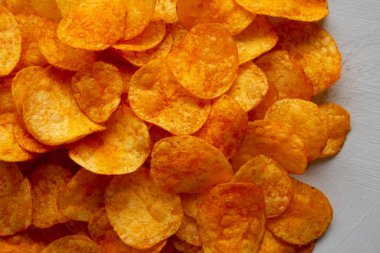Ev yapımı Paprika aromalı Patates cipsi, en iyi manzara. Dümdüz, tepeden, yukarıdan.