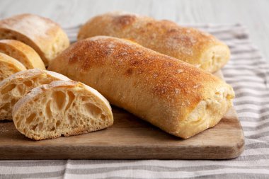 Tahtada ev yapımı Ciabatta Ekmeği, alçak açılı. Yakın plan..