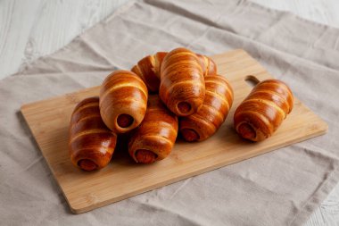 Bambu tahtasında ev yapımı sosisli çörekler..