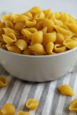 Kuru Organik Makarna Kabukları Bir kâse, yan görünüm.