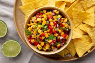 Ev yapımı Mısır Salsa 'sı ve bir tabak Tortilla Chips, en iyi manzara. Dümdüz, tepeden, yukarıdan.