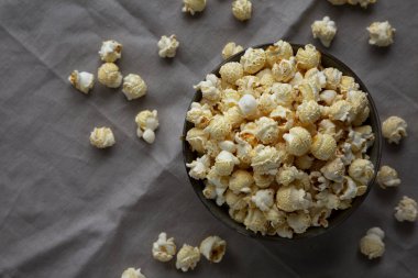 Ev yapımı patlamış mısır, bir kasede patlamış mısır, üst manzara. Dümdüz, tepeden, yukarıdan.