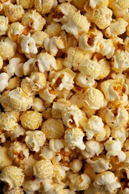 Ev yapımı patlamış mısır, bir kasede patlamış mısır, üst manzara. Dümdüz, tepeden, yukarıdan.