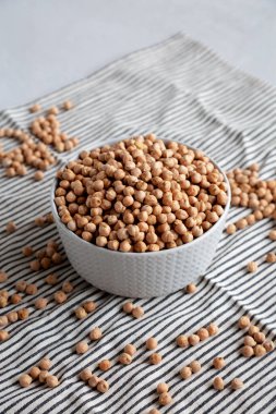 Kuru organik nohutlar bir kasede, yan manzara. Boşluğu kopyala.