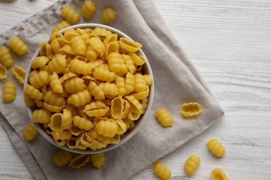 Ev yapımı çiğ Gnocchi Makarnası, en iyi manzara. Metin için boşluk.